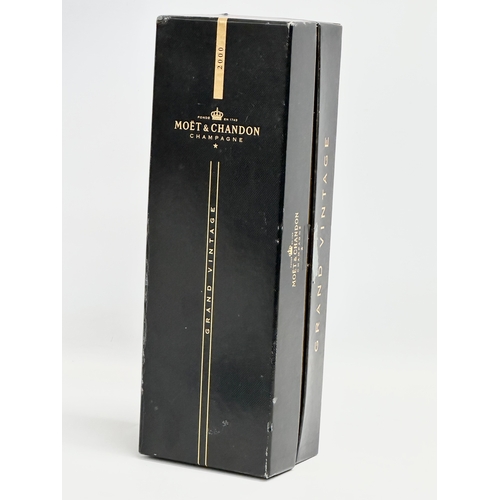 451 - A bottle of Moet & Chandon Grand Vintage 2000 champagne with box.