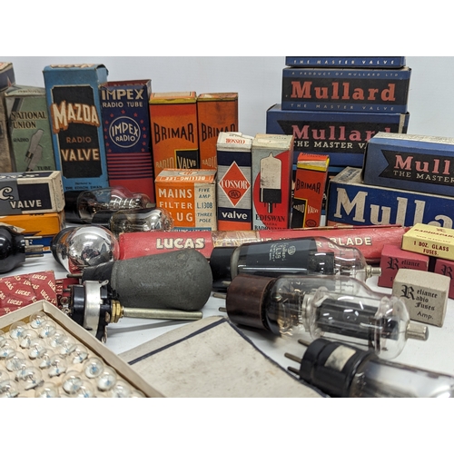 471 - A collection of vintage radio valves