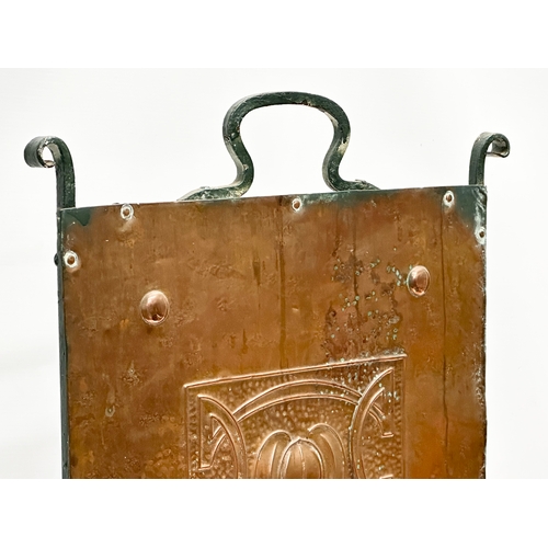 280 - An early 20th century Arts & Crafts copper and iron firescreen. Circa 1900-1910. 40x16x65cm