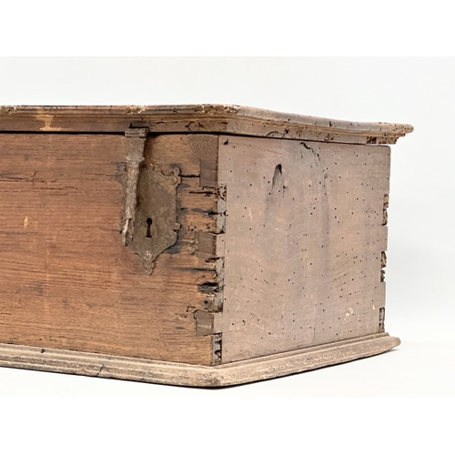 493 - A vintage 18th century style storage box. 49x35x22cm