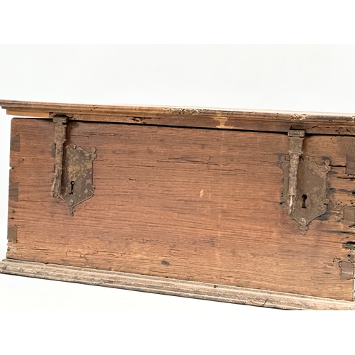 493 - A vintage 18th century style storage box. 49x35x22cm