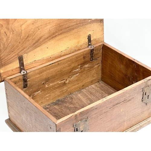 493 - A vintage 18th century style storage box. 49x35x22cm