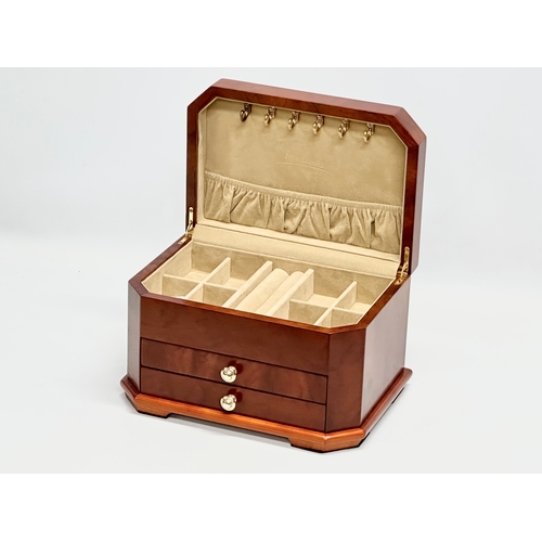 664 - A Manning of Ireland jewellery chest of box. Jewellery chest measures 29x21x18cm.