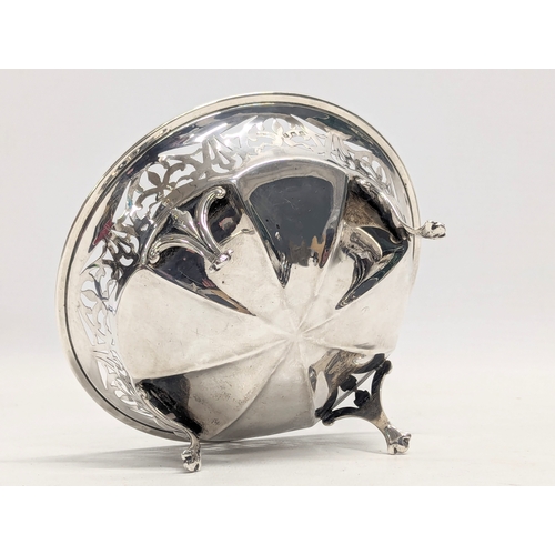 565 - A pair of early 20th century pierced silver footed dishes by Sydney & Co. Birmingham, 1916. 245.16g.... 