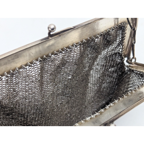 573 - A vintage purse with silver clasp.