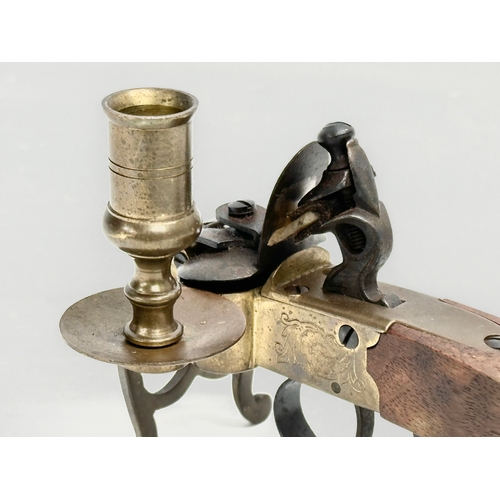 61 - A Georgian style Flintlock Tinder Pistol. 13.5x8x10cm