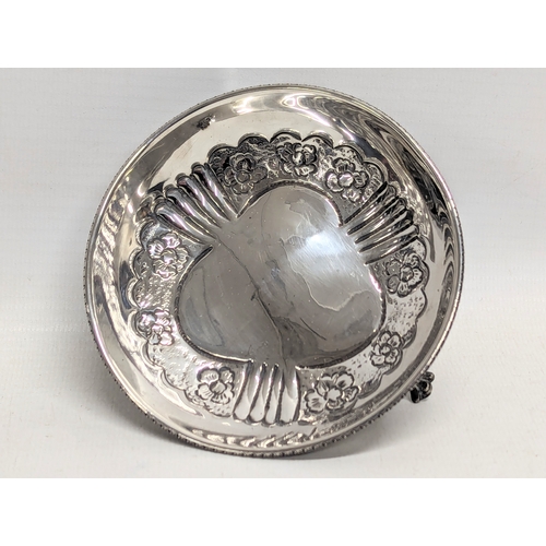 612 - A vintage silver 3 footed dish. 90.3g. 10.5x3cm