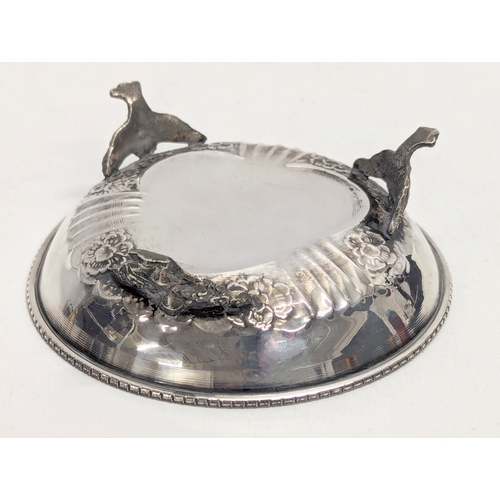 612 - A vintage silver 3 footed dish. 90.3g. 10.5x3cm