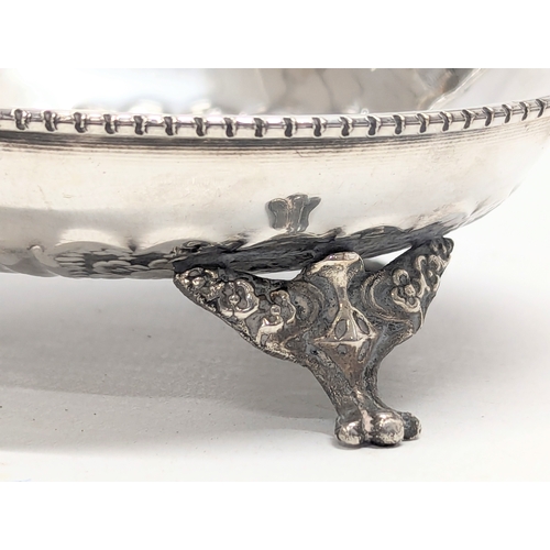 612 - A vintage silver 3 footed dish. 90.3g. 10.5x3cm