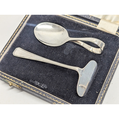 617 - A silver baby spoon and pusher set in case by Arthur Price & Co. Ltd. Birmingham, 1959. 25.2g