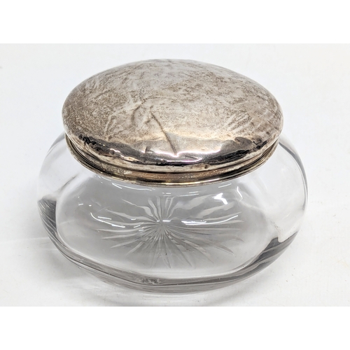 618 - An early 20th century silver lidded powder jar by M. Bros. Birmingham, 1919. Lid weighs 19.9g