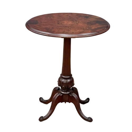 920 - A Victorian mahogany pedestal side table/lamp table on cabriole legs. Circa 1860-1870. 56x44x68cm