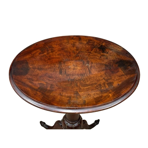 920 - A Victorian mahogany pedestal side table/lamp table on cabriole legs. Circa 1860-1870. 56x44x68cm