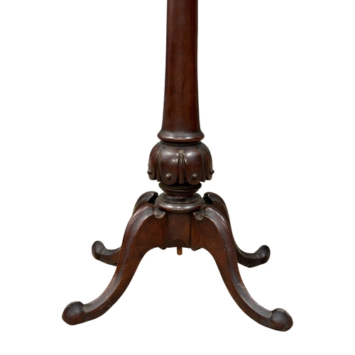 920 - A Victorian mahogany pedestal side table/lamp table on cabriole legs. Circa 1860-1870. 56x44x68cm