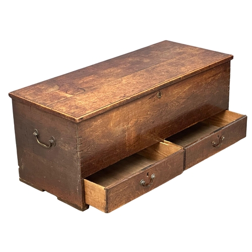 922 - A George III pine mule chest with 2 drawers. Circa 1800-1810. 123x53x51.5cm