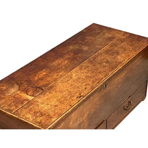 922 - A George III pine mule chest with 2 drawers. Circa 1800-1810. 123x53x51.5cm