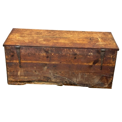 922 - A George III pine mule chest with 2 drawers. Circa 1800-1810. 123x53x51.5cm