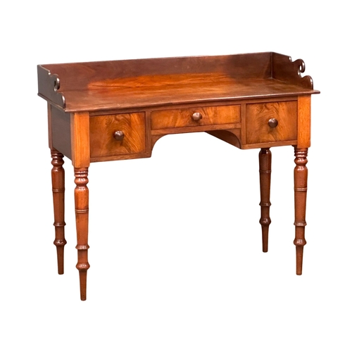 927 - A William IV mahogany gallery back side table/washstand. Circa 1830. 105x47x89.5cm