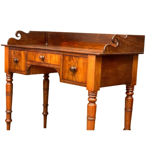 927 - A William IV mahogany gallery back side table/washstand. Circa 1830. 105x47x89.5cm