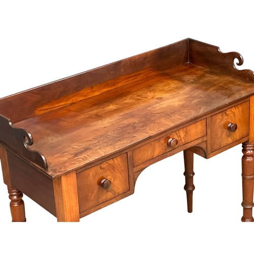 927 - A William IV mahogany gallery back side table/washstand. Circa 1830. 105x47x89.5cm