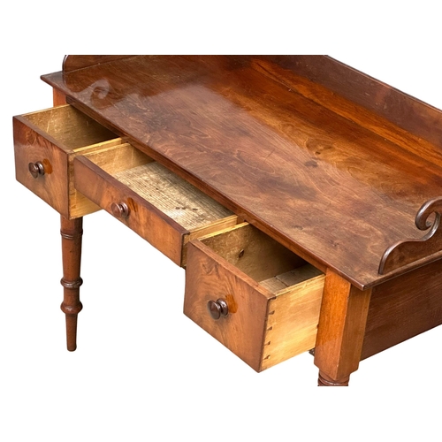 927 - A William IV mahogany gallery back side table/washstand. Circa 1830. 105x47x89.5cm