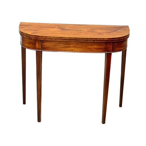 930 - A George III inlaid mahogany turnover tea table. Circa 1800. 91x45.5x73cm