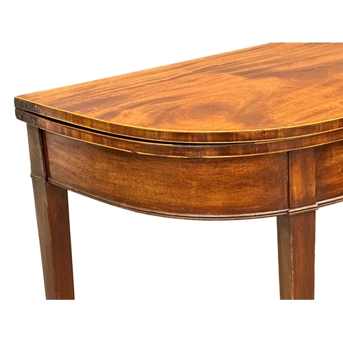 930 - A George III inlaid mahogany turnover tea table. Circa 1800. 91x45.5x73cm