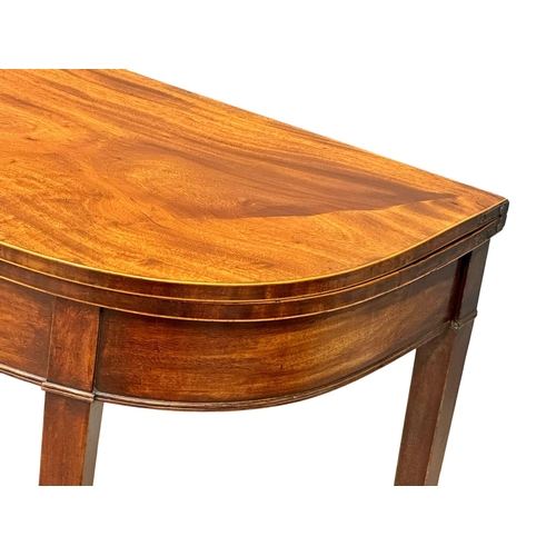 930 - A George III inlaid mahogany turnover tea table. Circa 1800. 91x45.5x73cm