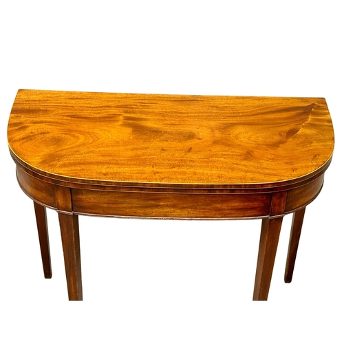 930 - A George III inlaid mahogany turnover tea table. Circa 1800. 91x45.5x73cm