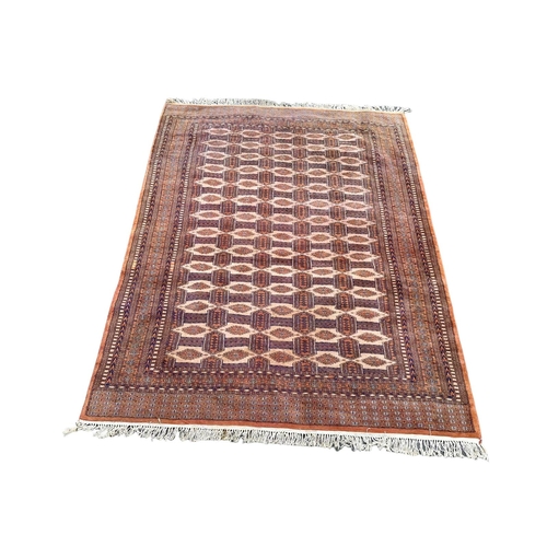 939 - A large good quality vintage Turkish hand knotted rug. 190x294cm