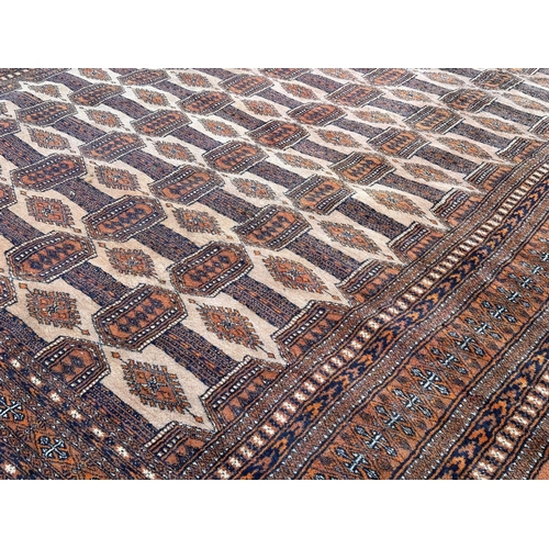 939 - A large good quality vintage Turkish hand knotted rug. 190x294cm