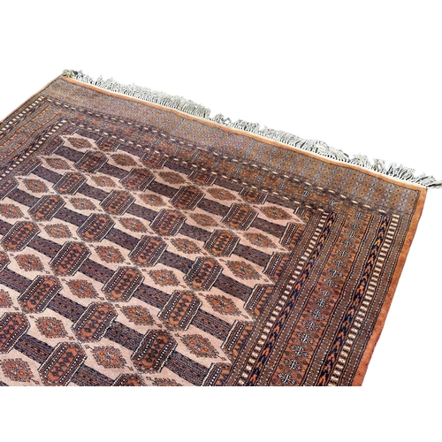 939 - A large good quality vintage Turkish hand knotted rug. 190x294cm