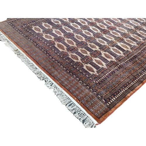 939 - A large good quality vintage Turkish hand knotted rug. 190x294cm