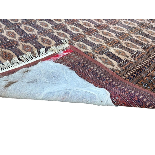 939 - A large good quality vintage Turkish hand knotted rug. 190x294cm