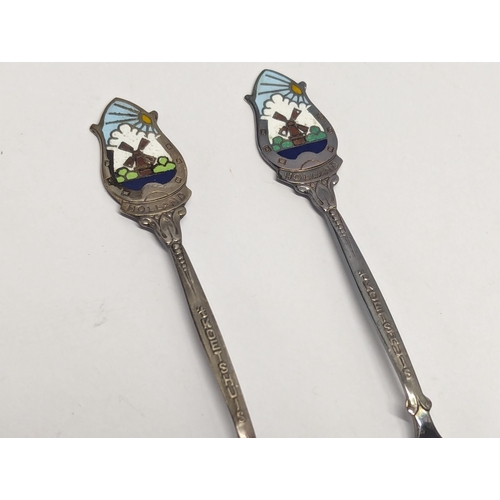 643H - A pair of Dutch silver spoons in cases. 22.6g.