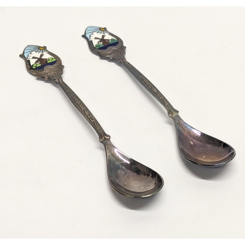 643H - A pair of Dutch silver spoons in cases. 22.6g.