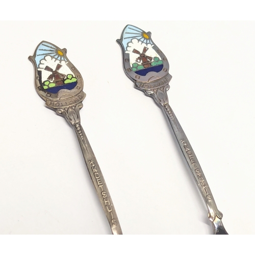 643H - A pair of Dutch silver spoons in cases. 22.6g.