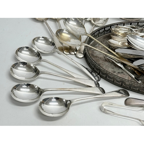 689 - A quantity of late 19th and 20th century silver plate.