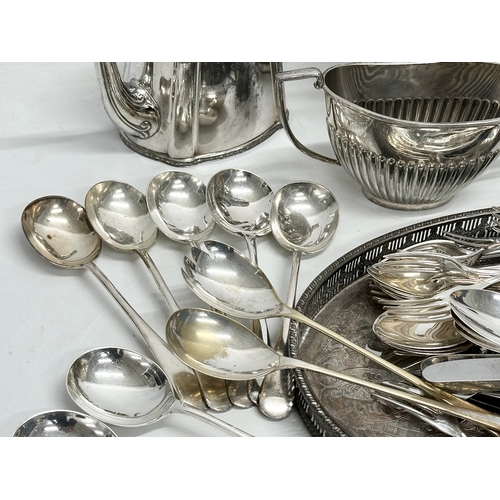 689 - A quantity of late 19th and 20th century silver plate.