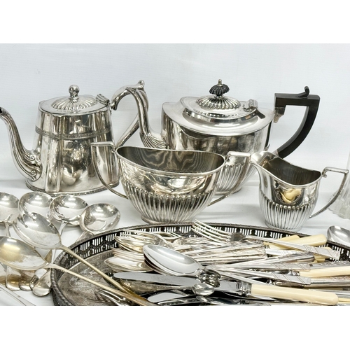 689 - A quantity of late 19th and 20th century silver plate.