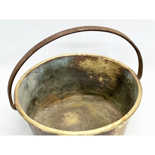 691 - A Victorian brass jam pan/jelly pan. 39x36x37cm