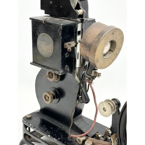 348 - A vintage Pathescope Super Baby Projector. 275.968
195.945
196.896. 
Made in France. 38x44cm