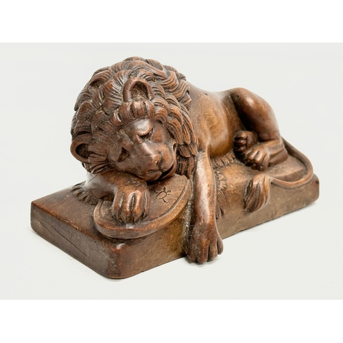 117 - A good quality carving of the Lion of Lucerne. 14x7x8cm