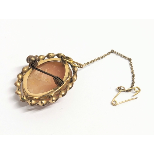 642 - A vintage rolled gold cameo brooch.