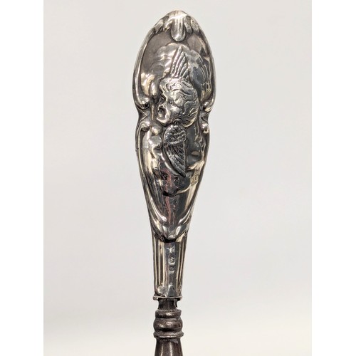 641 - An early 20th century silver handled shoe horn. Birmingham, 1902. 20.5cm