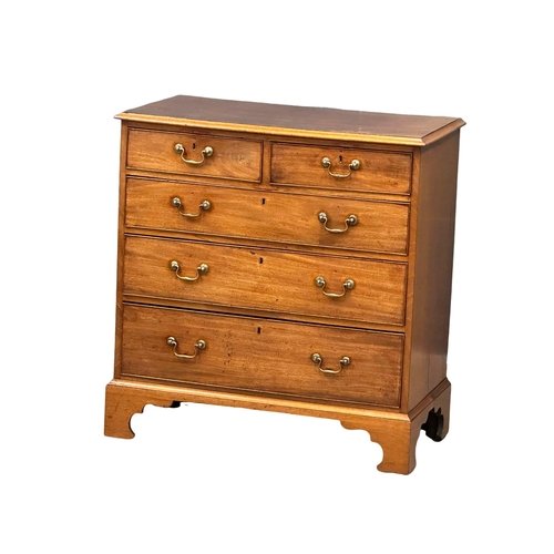 932 - A fine proportioned George III mahogany chest of drawers with original brass drop handles and bracke... 