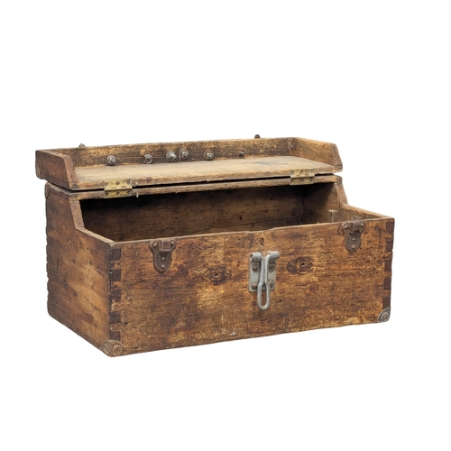 723 - A late 19th / early 20th century toolbox. 55x29.5x24.5cm