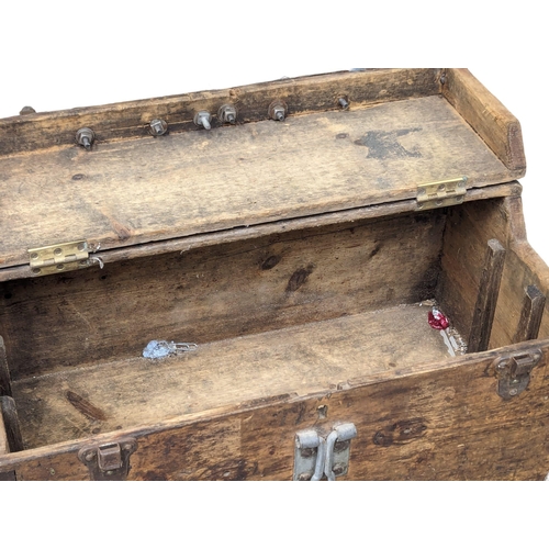 723 - A late 19th / early 20th century toolbox. 55x29.5x24.5cm