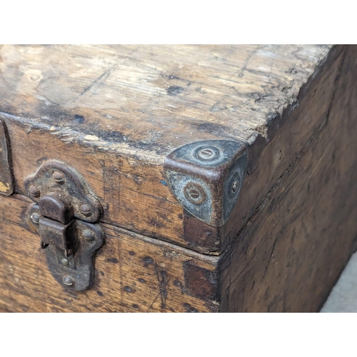 723 - A late 19th / early 20th century toolbox. 55x29.5x24.5cm