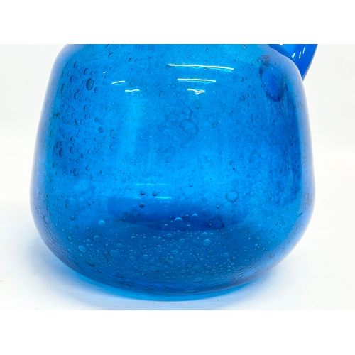 88 - A large controlled bubble Art Glass jug. Possibly Blenko Glass Company. 20x18x21cm